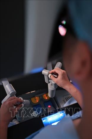 Đây là một trong những công nghệ tiên tiến hàng đầu thế giới trong lĩnh vực phẫu thuật xâm lấn tối thiểu. (Ảnh: Minh Quyết/TTXVN)
